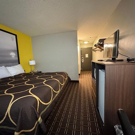Super 8 By Wyndham Reedsburg Hotel Exterior photo