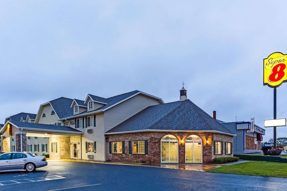 Super 8 By Wyndham Reedsburg Hotel Exterior photo