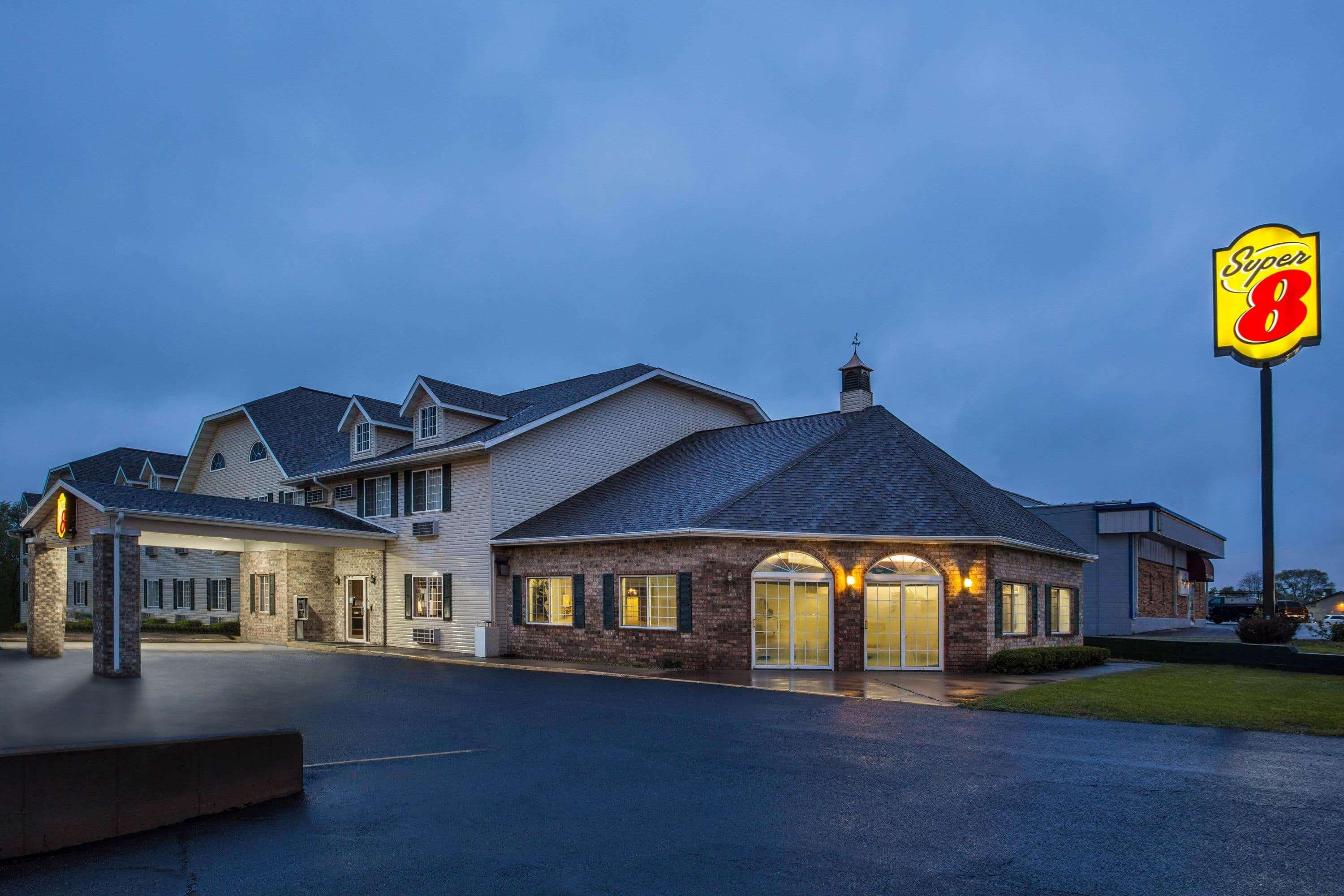 Super 8 By Wyndham Reedsburg Hotel Exterior photo