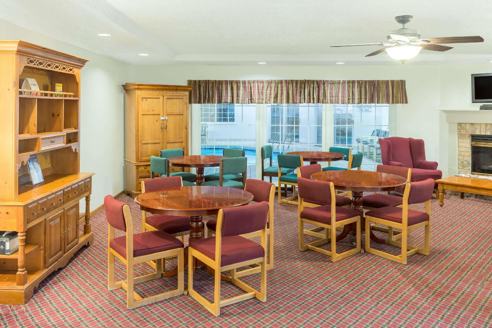 Super 8 By Wyndham Reedsburg Hotel Exterior photo
