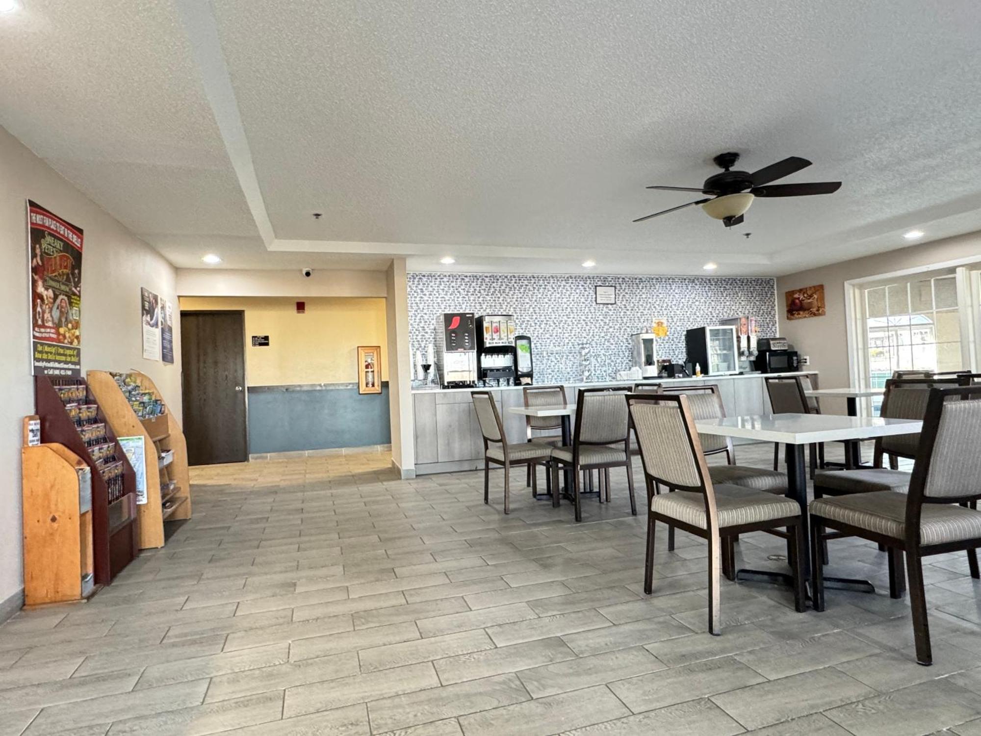 Super 8 By Wyndham Reedsburg Hotel Exterior photo