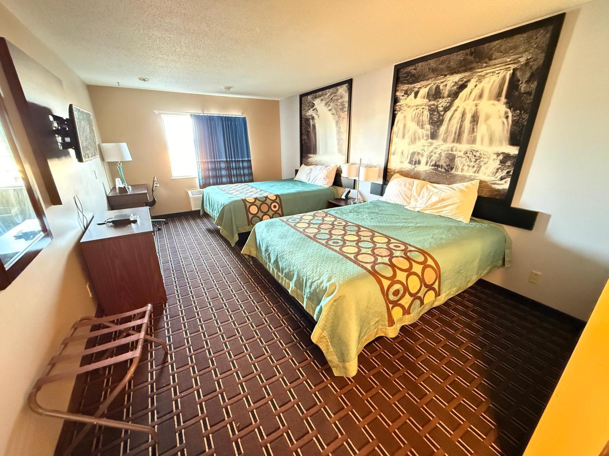 Super 8 By Wyndham Reedsburg Hotel Exterior photo