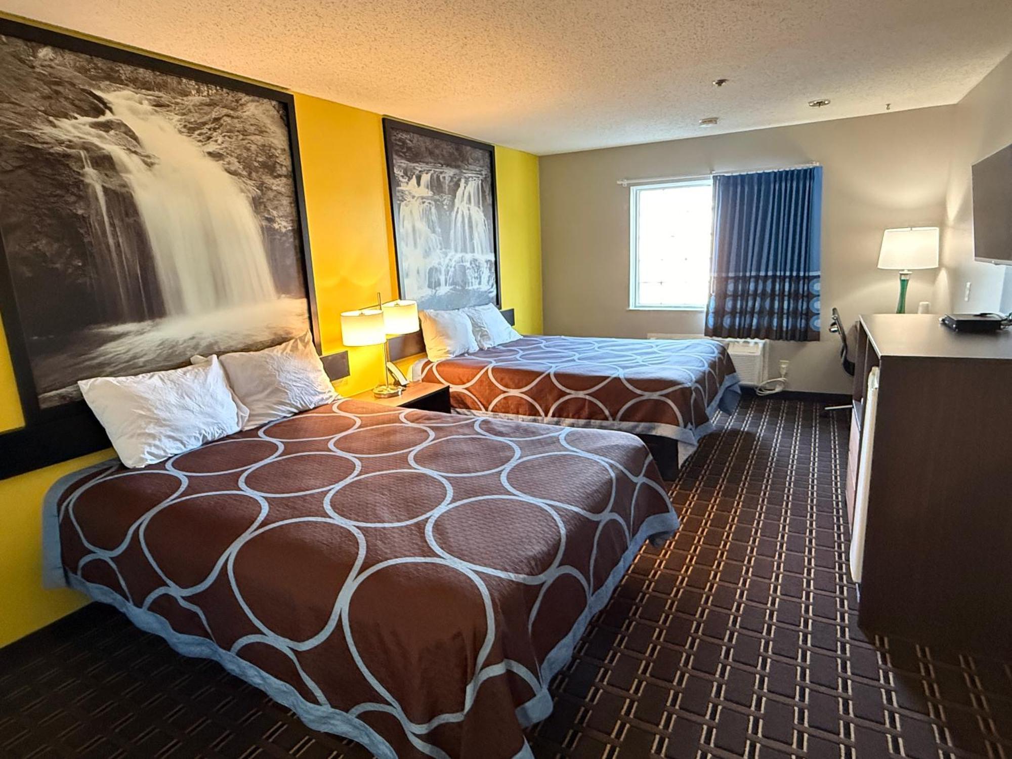 Super 8 By Wyndham Reedsburg Hotel Exterior photo