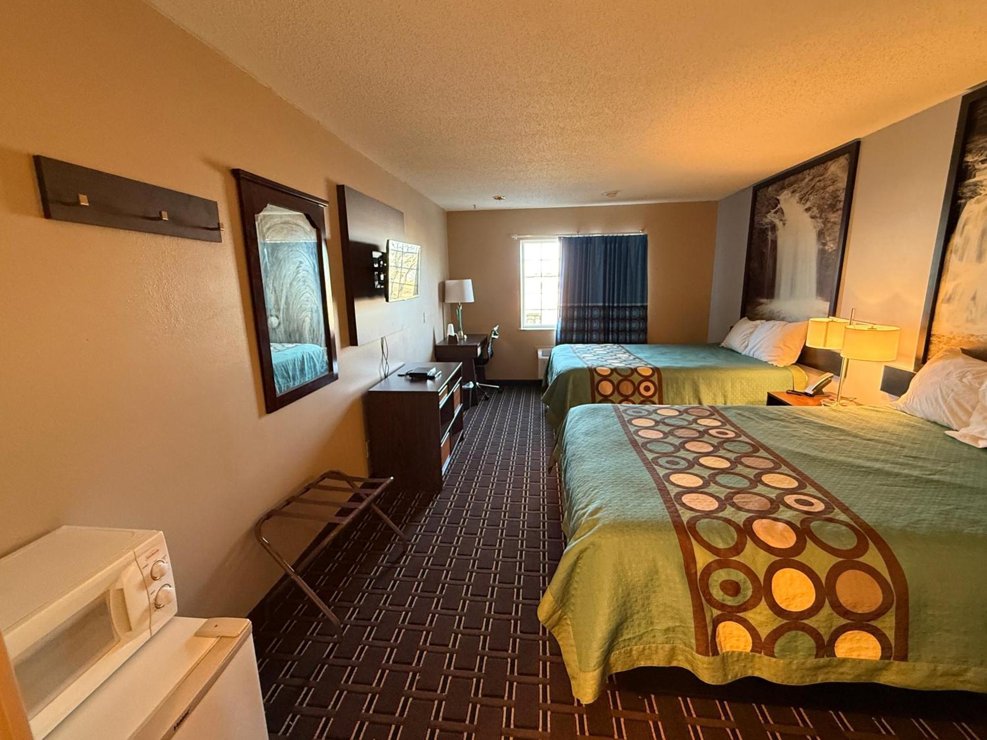 Super 8 By Wyndham Reedsburg Hotel Exterior photo